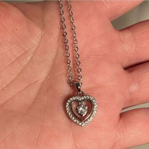 The Hearts Desire Pendant Necklace in silver and cubic zirconia - Picture 4 of 8